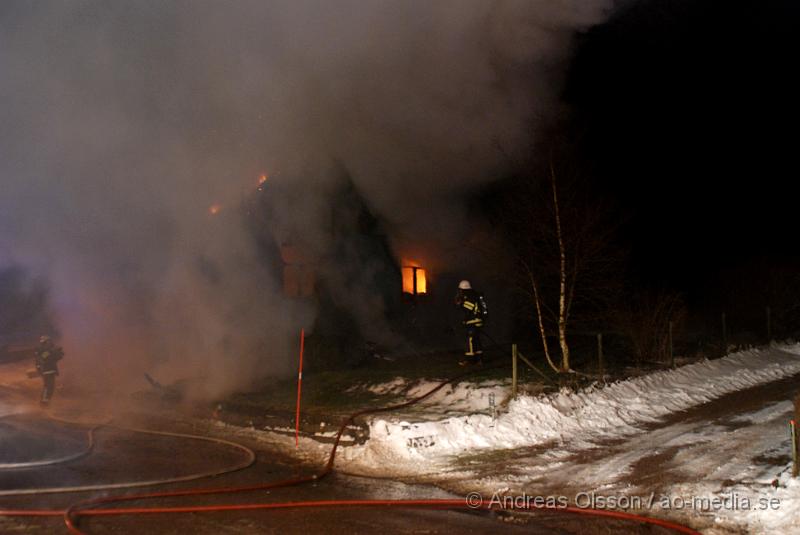 DSC_0056.JPG - Räddningstjänsten från Klippan, Ljungbyhed och Åstorp, samt ambulans och polis larmades vid 23,10 tiden till en villa brand i Vedby utanför klippan. Vid framkomst var hela villan övertänd och man gör allt för att släcka ner branden. Det är i nuläget oklart om någon har varit kvar i huset då man inte har kunnat gå in där ännu.