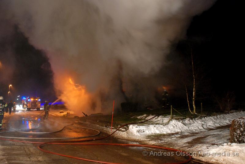 DSC_0059.JPG - Räddningstjänsten från Klippan, Ljungbyhed och Åstorp, samt ambulans och polis larmades vid 23,10 tiden till en villa brand i Vedby utanför klippan. Vid framkomst var hela villan övertänd och man gör allt för att släcka ner branden. Det är i nuläget oklart om någon har varit kvar i huset då man inte har kunnat gå in där ännu.