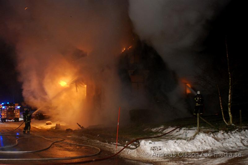 DSC_0061.JPG - Räddningstjänsten från Klippan, Ljungbyhed och Åstorp, samt ambulans och polis larmades vid 23,10 tiden till en villa brand i Vedby utanför klippan. Vid framkomst var hela villan övertänd och man gör allt för att släcka ner branden. Det är i nuläget oklart om någon har varit kvar i huset då man inte har kunnat gå in där ännu.