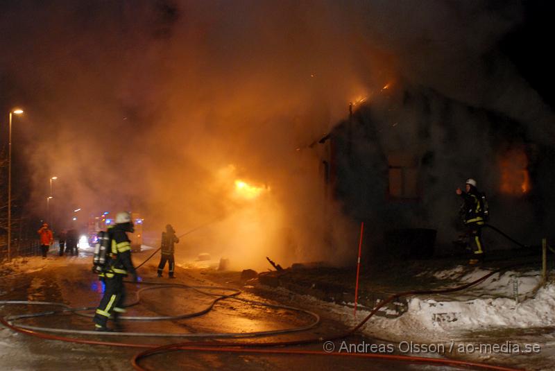 DSC_0064.JPG - Räddningstjänsten från Klippan, Ljungbyhed och Åstorp, samt ambulans och polis larmades vid 23,10 tiden till en villa brand i Vedby utanför klippan. Vid framkomst var hela villan övertänd och man gör allt för att släcka ner branden. Det är i nuläget oklart om någon har varit kvar i huset då man inte har kunnat gå in där ännu.