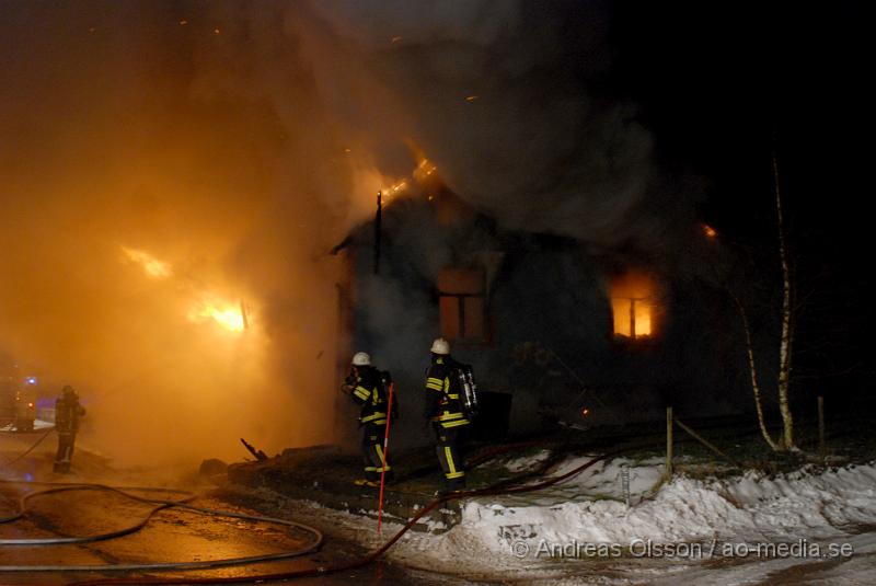 DSC_0068.JPG - Räddningstjänsten från Klippan, Ljungbyhed och Åstorp, samt ambulans och polis larmades vid 23,10 tiden till en villa brand i Vedby utanför klippan. Vid framkomst var hela villan övertänd och man gör allt för att släcka ner branden. Det är i nuläget oklart om någon har varit kvar i huset då man inte har kunnat gå in där ännu.