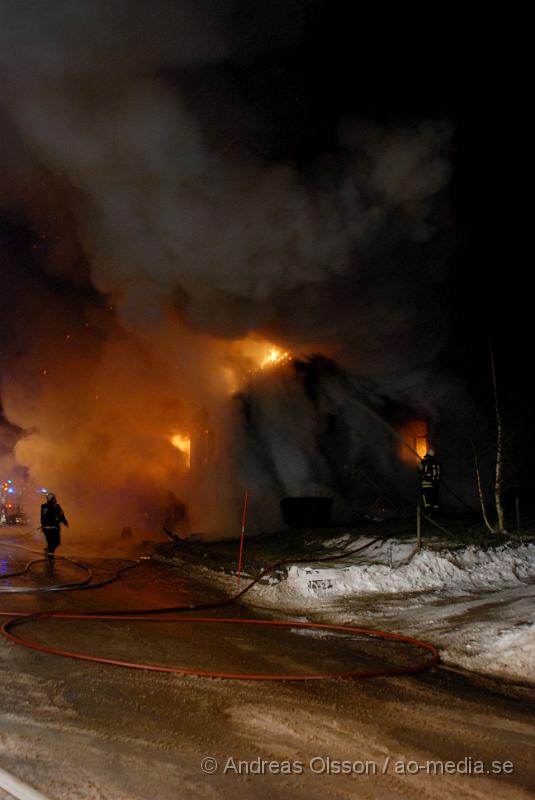 DSC_0078.JPG - Räddningstjänsten från Klippan, Ljungbyhed och Åstorp, samt ambulans och polis larmades vid 23,10 tiden till en villa brand i Vedby utanför klippan. Vid framkomst var hela villan övertänd och man gör allt för att släcka ner branden. Det är i nuläget oklart om någon har varit kvar i huset då man inte har kunnat gå in där ännu.