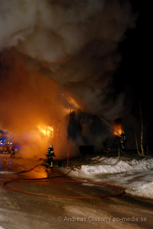 DSC_0082.JPG - Räddningstjänsten från Klippan, Ljungbyhed och Åstorp, samt ambulans och polis larmades vid 23,10 tiden till en villa brand i Vedby utanför klippan. Vid framkomst var hela villan övertänd och man gör allt för att släcka ner branden. Det är i nuläget oklart om någon har varit kvar i huset då man inte har kunnat gå in där ännu.