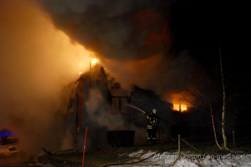 DSC_0088.JPG - Räddningstjänsten från Klippan, Ljungbyhed och Åstorp, samt ambulans och polis larmades vid 23,10 tiden till en villa brand i Vedby utanför klippan. Vid framkomst var hela villan övertänd och man gör allt för att släcka ner branden. Det är i nuläget oklart om någon har varit kvar i huset då man inte har kunnat gå in där ännu.