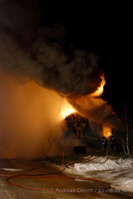 DSC_0091.JPG - Räddningstjänsten från Klippan, Ljungbyhed och Åstorp, samt ambulans och polis larmades vid 23,10 tiden till en villa brand i Vedby utanför klippan. Vid framkomst var hela villan övertänd och man gör allt för att släcka ner branden. Det är i nuläget oklart om någon har varit kvar i huset då man inte har kunnat gå in där ännu.