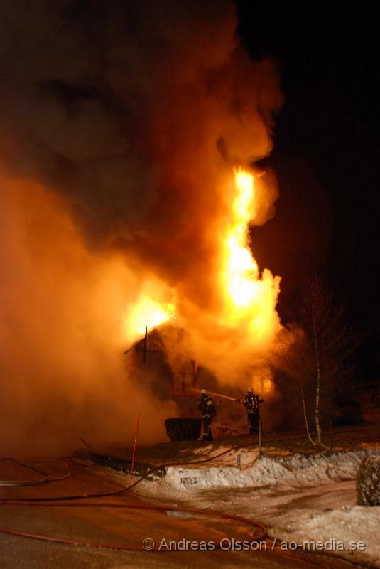 DSC_0094.JPG - Räddningstjänsten från Klippan, Ljungbyhed och Åstorp, samt ambulans och polis larmades vid 23,10 tiden till en villa brand i Vedby utanför klippan. Vid framkomst var hela villan övertänd och man gör allt för att släcka ner branden. Det är i nuläget oklart om någon har varit kvar i huset då man inte har kunnat gå in där ännu.