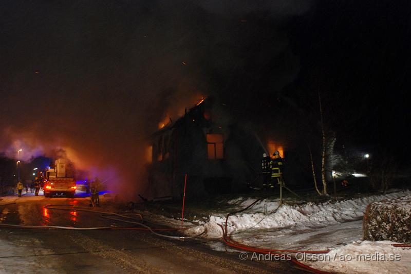 DSC_0108.JPG - Räddningstjänsten från Klippan, Ljungbyhed och Åstorp, samt ambulans och polis larmades vid 23,10 tiden till en villa brand i Vedby utanför klippan. Vid framkomst var hela villan övertänd och man gör allt för att släcka ner branden. Det är i nuläget oklart om någon har varit kvar i huset då man inte har kunnat gå in där ännu.