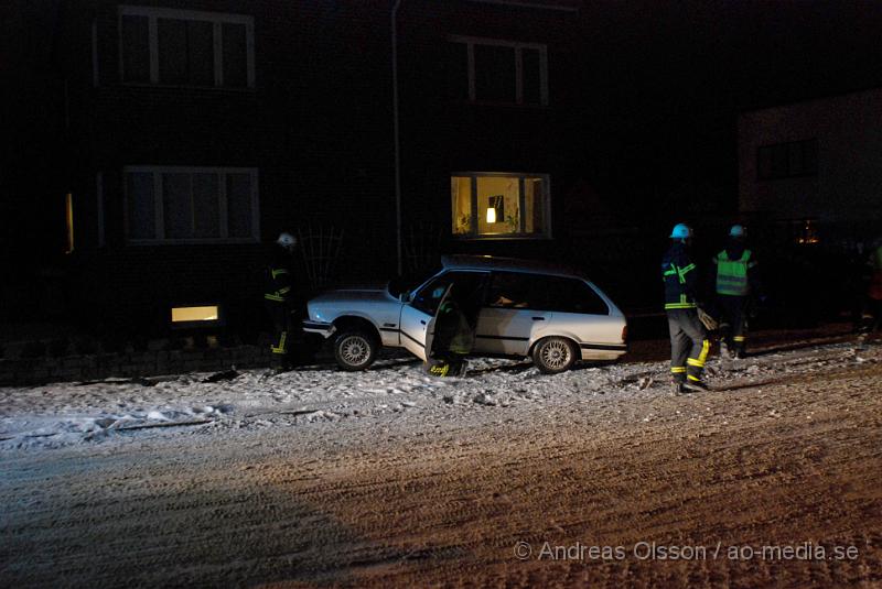 DSC_0040.JPG - Vid 21:30 larmades Räddningstjänsten, Ambulans och Polis till Marknadsvägen i Klippan där en personbil enligt vittne kommit i ganska hög fart, tappat kontrollen över bilen och kört upp på en mur intill ett hus. Personen som färdades i bilen ska enligt vittnet först försökt köra därifrån sedan lämnat bilen springandes in mot stadsparken. En boende sprang efter och stoppade föraren, sedan tog polisen över. Föraren fick följa med polisen.