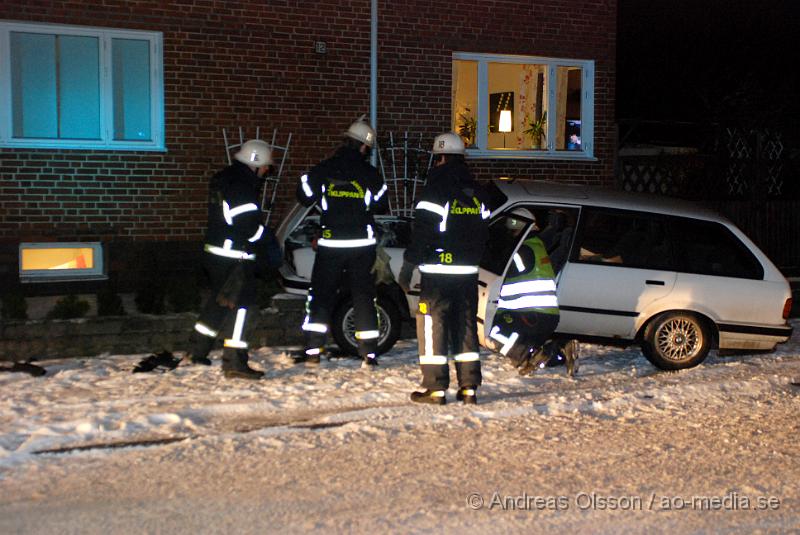 DSC_0044.JPG - Vid 21:30 larmades Räddningstjänsten, Ambulans och Polis till Marknadsvägen i Klippan där en personbil enligt vittne kommit i ganska hög fart, tappat kontrollen över bilen och kört upp på en mur intill ett hus. Personen som färdades i bilen ska enligt vittnet först försökt köra därifrån sedan lämnat bilen springandes in mot stadsparken. En boende sprang efter och stoppade föraren, sedan tog polisen över. Föraren fick följa med polisen.