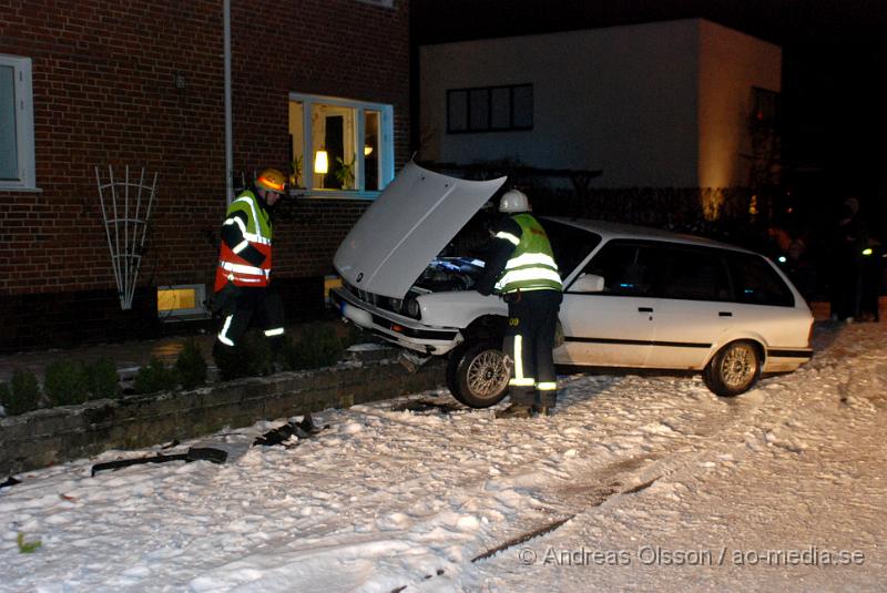 DSC_0045.JPG - Vid 21:30 larmades Räddningstjänsten, Ambulans och Polis till Marknadsvägen i Klippan där en personbil enligt vittne kommit i ganska hög fart, tappat kontrollen över bilen och kört upp på en mur intill ett hus. Personen som färdades i bilen ska enligt vittnet först försökt köra därifrån sedan lämnat bilen springandes in mot stadsparken. En boende sprang efter och stoppade föraren, sedan tog polisen över. Föraren fick följa med polisen.