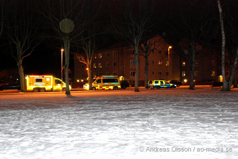 DSC_0050.JPG - Vid 21:30 larmades Räddningstjänsten, Ambulans och Polis till Marknadsvägen i Klippan där en personbil enligt vittne kommit i ganska hög fart, tappat kontrollen över bilen och kört upp på en mur intill ett hus. Personen som färdades i bilen ska enligt vittnet först försökt köra därifrån sedan lämnat bilen springandes in mot stadsparken. En boende sprang efter och stoppade föraren, sedan tog polisen över. Föraren fick följa med polisen.