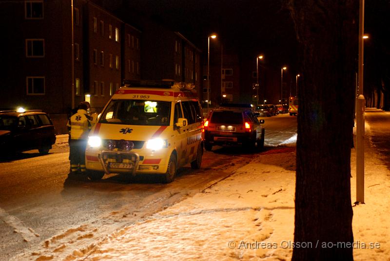 DSC_0051.JPG - Vid 21:30 larmades Räddningstjänsten, Ambulans och Polis till Marknadsvägen i Klippan där en personbil enligt vittne kommit i ganska hög fart, tappat kontrollen över bilen och kört upp på en mur intill ett hus. Personen som färdades i bilen ska enligt vittnet först försökt köra därifrån sedan lämnat bilen springandes in mot stadsparken. En boende sprang efter och stoppade föraren, sedan tog polisen över. Föraren fick följa med polisen.