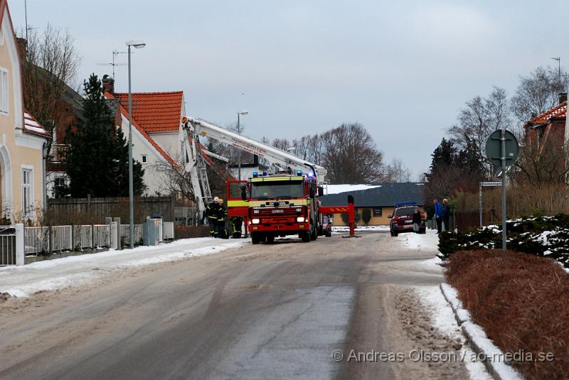 DSC_0056.JPG - Vid 14:45 tiden larmades räddningstjänsten till en skorstensbrand på norra skolagatan i Klippan. Det rök kraftigt när räddningstjänsten kom på plats, men dem fick läget under kontroll.