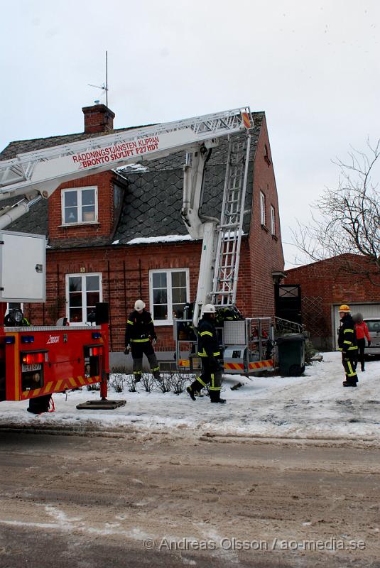 DSC_0057.JPG - Vid 14:45 tiden larmades räddningstjänsten till en skorstensbrand på norra skolagatan i Klippan. Det rök kraftigt när räddningstjänsten kom på plats, men dem fick läget under kontroll.