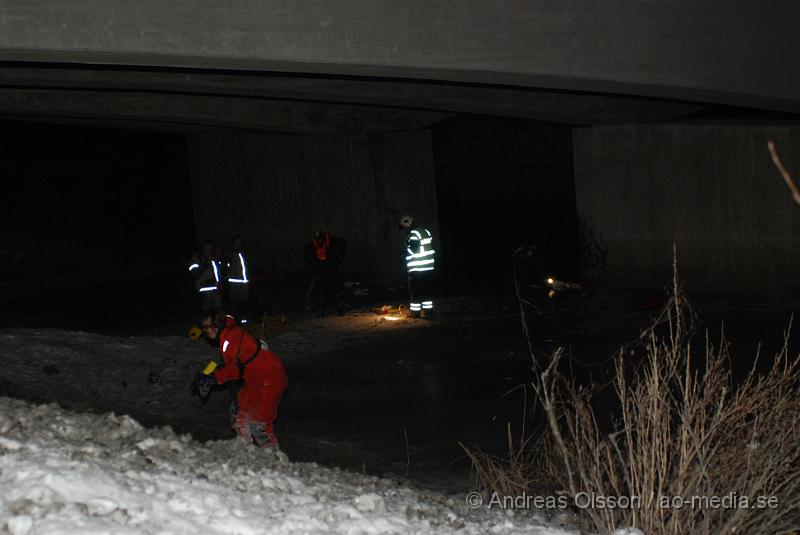 DSC_0083.JPG - Vid 19,30 tiden larmades räddningstjänsten, Ambulans samt polis till en trafikolycka på E4an vid Hållet, Först rörde der som om en singelolycka på motovägen men när första räddningssyrkan kom på plats kunde man konstatera att en bil gått av vägen och ner i Nyköpingsån. En större räddningsstyrka larmades då till platsen. En person som blev vittne till olyckan sprang ner till ån och hoppade i vattnet för att rädda en kvinna som lyckats ta sig ut ur bilen men drivit iväg ca 100 meter i ån och var kraftig nedkyld och medvetslös när vittnet fick upp henne. Själv blev han nedkyld. Det va oklart om där fanns kvar någon i bilen och räddningstjänsten satte in dykare för att undersöka det. Man kunde konstatera att två personer satt kvar i bilen som hamnat på taket i ån. När man lyckats få loss personerna och fått upp dem på land var dem inte vid medvetande och där fanns inga tecken på liv. Tyvärr misslyckades alla återupplivnings försök inne på sjukhuset och dem båda avled. Räddningsarbetet försvårades delvis av att hela E4an fick stängas av i båda riktiningarna och långa köer bildades vilket ledde till att Ambulansen hade svårt att ta sig fram.