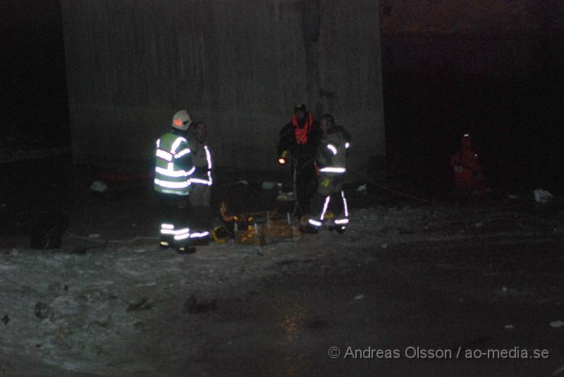 DSC_0085.JPG - Vid 19,30 tiden larmades räddningstjänsten, Ambulans samt polis till en trafikolycka på E4an vid Hållet, Först rörde der som om en singelolycka på motovägen men när första räddningssyrkan kom på plats kunde man konstatera att en bil gått av vägen och ner i Nyköpingsån. En större räddningsstyrka larmades då till platsen. En person som blev vittne till olyckan sprang ner till ån och hoppade i vattnet för att rädda en kvinna som lyckats ta sig ut ur bilen men drivit iväg ca 100 meter i ån och var kraftig nedkyld och medvetslös när vittnet fick upp henne. Själv blev han nedkyld. Det va oklart om där fanns kvar någon i bilen och räddningstjänsten satte in dykare för att undersöka det. Man kunde konstatera att två personer satt kvar i bilen som hamnat på taket i ån. När man lyckats få loss personerna och fått upp dem på land var dem inte vid medvetande och där fanns inga tecken på liv. Tyvärr misslyckades alla återupplivnings försök inne på sjukhuset och dem båda avled. Räddningsarbetet försvårades delvis av att hela E4an fick stängas av i båda riktiningarna och långa köer bildades vilket ledde till att Ambulansen hade svårt att ta sig fram.