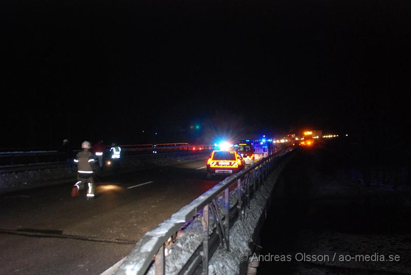 DSC_0092.JPG - Vid 19,30 tiden larmades räddningstjänsten, Ambulans samt polis till en trafikolycka på E4an vid Hållet, Först rörde der som om en singelolycka på motovägen men när första räddningssyrkan kom på plats kunde man konstatera att en bil gått av vägen och ner i Nyköpingsån. En större räddningsstyrka larmades då till platsen. En person som blev vittne till olyckan sprang ner till ån och hoppade i vattnet för att rädda en kvinna som lyckats ta sig ut ur bilen men drivit iväg ca 100 meter i ån och var kraftig nedkyld och medvetslös när vittnet fick upp henne. Själv blev han nedkyld. Det va oklart om där fanns kvar någon i bilen och räddningstjänsten satte in dykare för att undersöka det. Man kunde konstatera att två personer satt kvar i bilen som hamnat på taket i ån. När man lyckats få loss personerna och fått upp dem på land var dem inte vid medvetande och där fanns inga tecken på liv. Tyvärr misslyckades alla återupplivnings försök inne på sjukhuset och dem båda avled. Räddningsarbetet försvårades delvis av att hela E4an fick stängas av i båda riktiningarna och långa köer bildades vilket ledde till att Ambulansen hade svårt att ta sig fram.