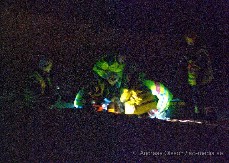 DSC_0105..jpg - Vid 19,30 tiden larmades räddningstjänsten, Ambulans samt polis till en trafikolycka på E4an vid Hållet, Först rörde der som om en singelolycka på motovägen men när första räddningssyrkan kom på plats kunde man konstatera att en bil gått av vägen och ner i Nyköpingsån. En större räddningsstyrka larmades då till platsen. En person som blev vittne till olyckan sprang ner till ån och hoppade i vattnet för att rädda en kvinna som lyckats ta sig ut ur bilen men drivit iväg ca 100 meter i ån och var kraftig nedkyld och medvetslös när vittnet fick upp henne. Själv blev han nedkyld. Det va oklart om där fanns kvar någon i bilen och räddningstjänsten satte in dykare för att undersöka det. Man kunde konstatera att två personer satt kvar i bilen som hamnat på taket i ån. När man lyckats få loss personerna och fått upp dem på land var dem inte vid medvetande och där fanns inga tecken på liv. Tyvärr misslyckades alla återupplivnings försök inne på sjukhuset och dem båda avled. Räddningsarbetet försvårades delvis av att hela E4an fick stängas av i båda riktiningarna och långa köer bildades vilket ledde till att Ambulansen hade svårt att ta sig fram.