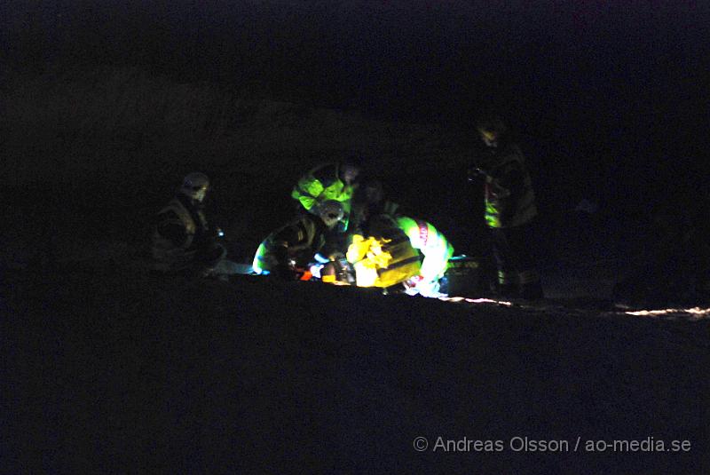 DSC_0105.JPG - Vid 19,30 tiden larmades räddningstjänsten, Ambulans samt polis till en trafikolycka på E4an vid Hållet, Först rörde der som om en singelolycka på motovägen men när första räddningssyrkan kom på plats kunde man konstatera att en bil gått av vägen och ner i Nyköpingsån. En större räddningsstyrka larmades då till platsen. En person som blev vittne till olyckan sprang ner till ån och hoppade i vattnet för att rädda en kvinna som lyckats ta sig ut ur bilen men drivit iväg ca 100 meter i ån och var kraftig nedkyld och medvetslös när vittnet fick upp henne. Själv blev han nedkyld. Det va oklart om där fanns kvar någon i bilen och räddningstjänsten satte in dykare för att undersöka det. Man kunde konstatera att två personer satt kvar i bilen som hamnat på taket i ån. När man lyckats få loss personerna och fått upp dem på land var dem inte vid medvetande och där fanns inga tecken på liv. Tyvärr misslyckades alla återupplivnings försök inne på sjukhuset och dem båda avled. Räddningsarbetet försvårades delvis av att hela E4an fick stängas av i båda riktiningarna och långa köer bildades vilket ledde till att Ambulansen hade svårt att ta sig fram.