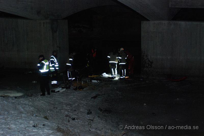 DSC_0123.JPG - Vid 19,30 tiden larmades räddningstjänsten, Ambulans samt polis till en trafikolycka på E4an vid Hållet, Först rörde der som om en singelolycka på motovägen men när första räddningssyrkan kom på plats kunde man konstatera att en bil gått av vägen och ner i Nyköpingsån. En större räddningsstyrka larmades då till platsen. En person som blev vittne till olyckan sprang ner till ån och hoppade i vattnet för att rädda en kvinna som lyckats ta sig ut ur bilen men drivit iväg ca 100 meter i ån och var kraftig nedkyld och medvetslös när vittnet fick upp henne. Själv blev han nedkyld. Det va oklart om där fanns kvar någon i bilen och räddningstjänsten satte in dykare för att undersöka det. Man kunde konstatera att två personer satt kvar i bilen som hamnat på taket i ån. När man lyckats få loss personerna och fått upp dem på land var dem inte vid medvetande och där fanns inga tecken på liv. Tyvärr misslyckades alla återupplivnings försök inne på sjukhuset och dem båda avled. Räddningsarbetet försvårades delvis av att hela E4an fick stängas av i båda riktiningarna och långa köer bildades vilket ledde till att Ambulansen hade svårt att ta sig fram.