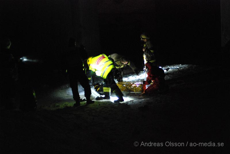 DSC_0145.JPG - Vid 19,30 tiden larmades räddningstjänsten, Ambulans samt polis till en trafikolycka på E4an vid Hållet, Först rörde der som om en singelolycka på motovägen men när första räddningssyrkan kom på plats kunde man konstatera att en bil gått av vägen och ner i Nyköpingsån. En större räddningsstyrka larmades då till platsen. En person som blev vittne till olyckan sprang ner till ån och hoppade i vattnet för att rädda en kvinna som lyckats ta sig ut ur bilen men drivit iväg ca 100 meter i ån och var kraftig nedkyld och medvetslös när vittnet fick upp henne. Själv blev han nedkyld. Det va oklart om där fanns kvar någon i bilen och räddningstjänsten satte in dykare för att undersöka det. Man kunde konstatera att två personer satt kvar i bilen som hamnat på taket i ån. När man lyckats få loss personerna och fått upp dem på land var dem inte vid medvetande och där fanns inga tecken på liv. Tyvärr misslyckades alla återupplivnings försök inne på sjukhuset och dem båda avled. Räddningsarbetet försvårades delvis av att hela E4an fick stängas av i båda riktiningarna och långa köer bildades vilket ledde till att Ambulansen hade svårt att ta sig fram.