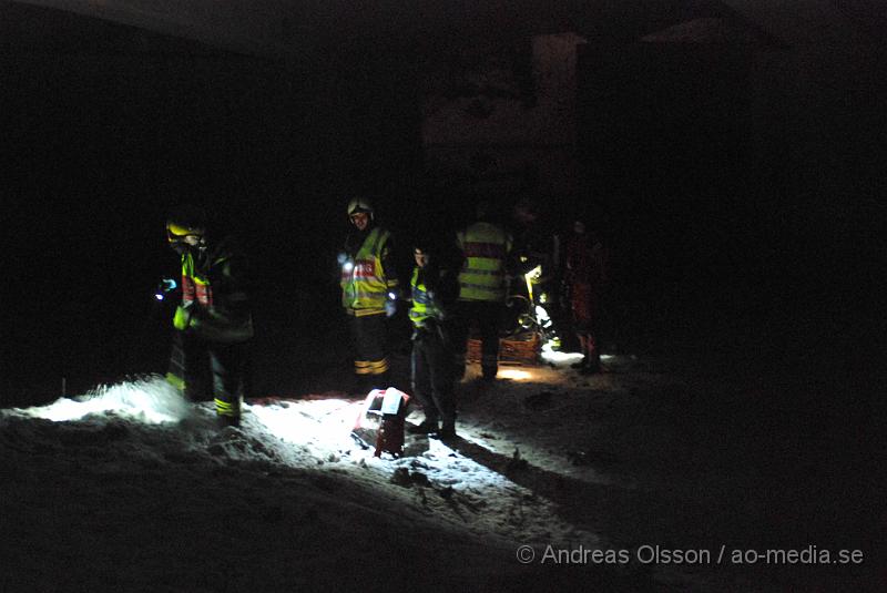 DSC_0161.JPG - Vid 19,30 tiden larmades räddningstjänsten, Ambulans samt polis till en trafikolycka på E4an vid Hållet, Först rörde der som om en singelolycka på motovägen men när första räddningssyrkan kom på plats kunde man konstatera att en bil gått av vägen och ner i Nyköpingsån. En större räddningsstyrka larmades då till platsen. En person som blev vittne till olyckan sprang ner till ån och hoppade i vattnet för att rädda en kvinna som lyckats ta sig ut ur bilen men drivit iväg ca 100 meter i ån och var kraftig nedkyld och medvetslös när vittnet fick upp henne. Själv blev han nedkyld. Det va oklart om där fanns kvar någon i bilen och räddningstjänsten satte in dykare för att undersöka det. Man kunde konstatera att två personer satt kvar i bilen som hamnat på taket i ån. När man lyckats få loss personerna och fått upp dem på land var dem inte vid medvetande och där fanns inga tecken på liv. Tyvärr misslyckades alla återupplivnings försök inne på sjukhuset och dem båda avled. Räddningsarbetet försvårades delvis av att hela E4an fick stängas av i båda riktiningarna och långa köer bildades vilket ledde till att Ambulansen hade svårt att ta sig fram.