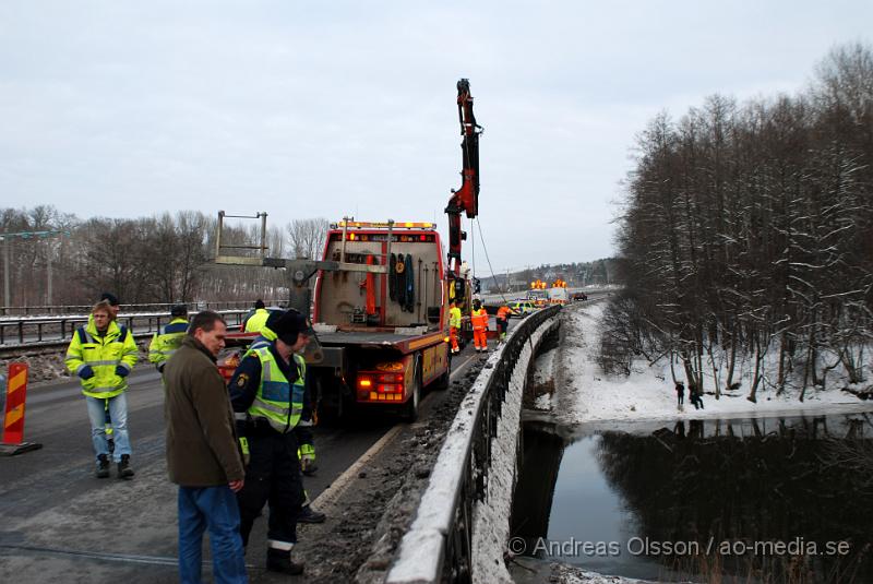 DSC_0119.JPG - Idag vid 13 tiden började bärgningsarbetet av den bilen som igår vid 19 tiden körde av E4an och ner i Nyköpingsån. Bärgare, Polis och räddningstjänst var på plats under arbetet och ett körfält på E4an stängdes av under ca 1½ timme då bärgningen höll på. Räddningstjänsten hade i två dykare som skulle fästa bilen till bärgningsbilen, men eftersom bilen låg mitt under bron försvårades arbetet lite och man fick försöka dra ut bilen i etapper försiktigt så att inte kranen som skulle bärga bilen också hamnade i ån.