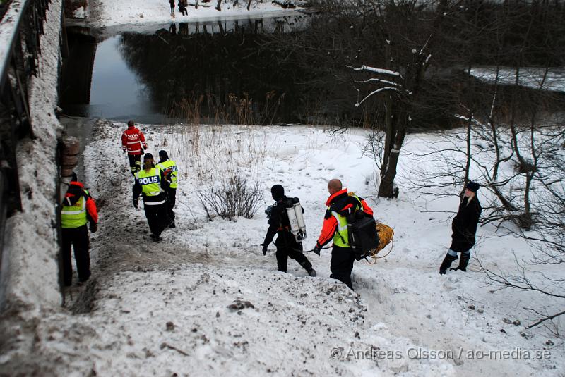 DSC_0120.JPG - Idag vid 13 tiden började bärgningsarbetet av den bilen som igår vid 19 tiden körde av E4an och ner i Nyköpingsån. Bärgare, Polis och räddningstjänst var på plats under arbetet och ett körfält på E4an stängdes av under ca 1½ timme då bärgningen höll på. Räddningstjänsten hade i två dykare som skulle fästa bilen till bärgningsbilen, men eftersom bilen låg mitt under bron försvårades arbetet lite och man fick försöka dra ut bilen i etapper försiktigt så att inte kranen som skulle bärga bilen också hamnade i ån.