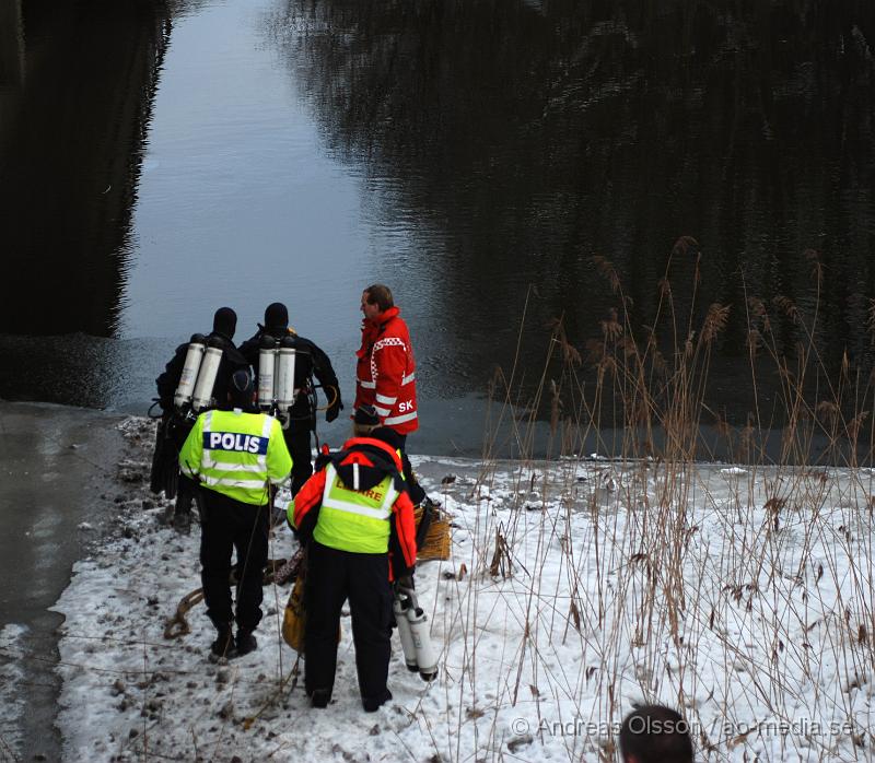 DSC_0124.JPG - Idag vid 13 tiden började bärgningsarbetet av den bilen som igår vid 19 tiden körde av E4an och ner i Nyköpingsån. Bärgare, Polis och räddningstjänst var på plats under arbetet och ett körfält på E4an stängdes av under ca 1½ timme då bärgningen höll på. Räddningstjänsten hade i två dykare som skulle fästa bilen till bärgningsbilen, men eftersom bilen låg mitt under bron försvårades arbetet lite och man fick försöka dra ut bilen i etapper försiktigt så att inte kranen som skulle bärga bilen också hamnade i ån.