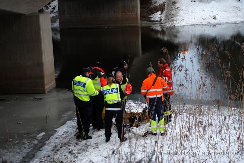 DSC_0127.JPG - Idag vid 13 tiden började bärgningsarbetet av den bilen som igår vid 19 tiden körde av E4an och ner i Nyköpingsån. Bärgare, Polis och räddningstjänst var på plats under arbetet och ett körfält på E4an stängdes av under ca 1½ timme då bärgningen höll på. Räddningstjänsten hade i två dykare som skulle fästa bilen till bärgningsbilen, men eftersom bilen låg mitt under bron försvårades arbetet lite och man fick försöka dra ut bilen i etapper försiktigt så att inte kranen som skulle bärga bilen också hamnade i ån.