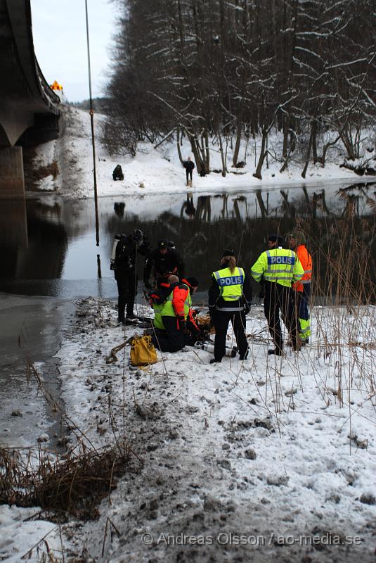 DSC_0130.JPG - Idag vid 13 tiden började bärgningsarbetet av den bilen som igår vid 19 tiden körde av E4an och ner i Nyköpingsån. Bärgare, Polis och räddningstjänst var på plats under arbetet och ett körfält på E4an stängdes av under ca 1½ timme då bärgningen höll på. Räddningstjänsten hade i två dykare som skulle fästa bilen till bärgningsbilen, men eftersom bilen låg mitt under bron försvårades arbetet lite och man fick försöka dra ut bilen i etapper försiktigt så att inte kranen som skulle bärga bilen också hamnade i ån.