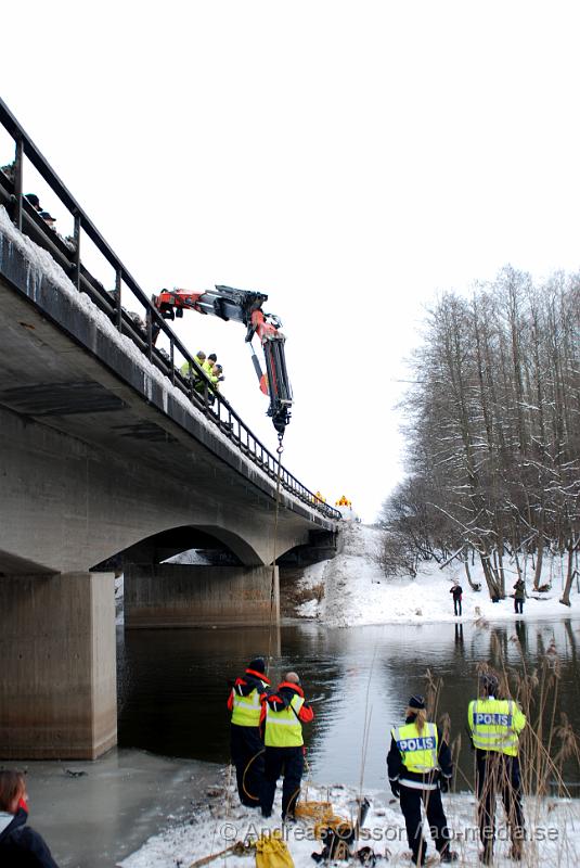 DSC_0152.JPG - Idag vid 13 tiden började bärgningsarbetet av den bilen som igår vid 19 tiden körde av E4an och ner i Nyköpingsån. Bärgare, Polis och räddningstjänst var på plats under arbetet och ett körfält på E4an stängdes av under ca 1½ timme då bärgningen höll på. Räddningstjänsten hade i två dykare som skulle fästa bilen till bärgningsbilen, men eftersom bilen låg mitt under bron försvårades arbetet lite och man fick försöka dra ut bilen i etapper försiktigt så att inte kranen som skulle bärga bilen också hamnade i ån.