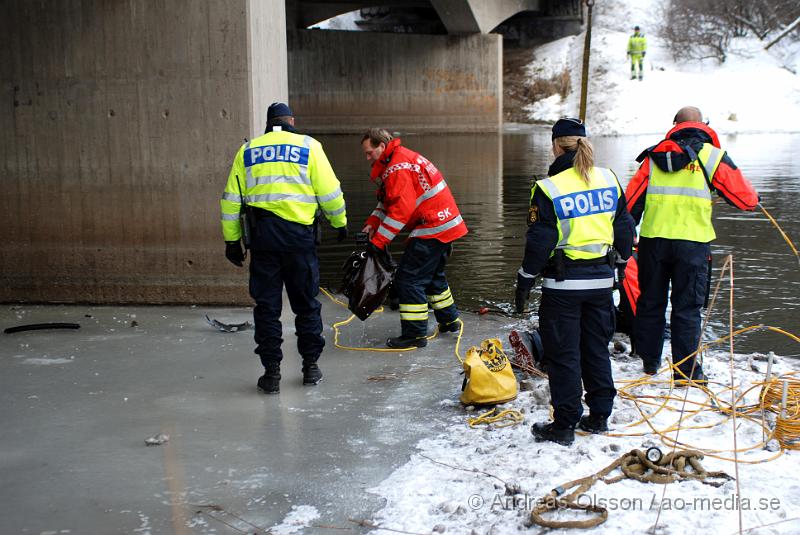 DSC_0162.JPG - Idag vid 13 tiden började bärgningsarbetet av den bilen som igår vid 19 tiden körde av E4an och ner i Nyköpingsån. Bärgare, Polis och räddningstjänst var på plats under arbetet och ett körfält på E4an stängdes av under ca 1½ timme då bärgningen höll på. Räddningstjänsten hade i två dykare som skulle fästa bilen till bärgningsbilen, men eftersom bilen låg mitt under bron försvårades arbetet lite och man fick försöka dra ut bilen i etapper försiktigt så att inte kranen som skulle bärga bilen också hamnade i ån.