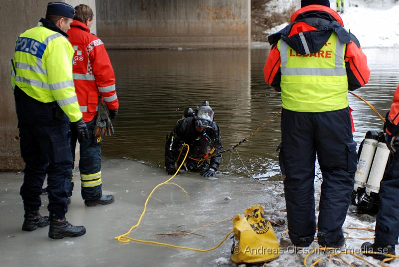 DSC_0178.JPG - Idag vid 13 tiden började bärgningsarbetet av den bilen som igår vid 19 tiden körde av E4an och ner i Nyköpingsån. Bärgare, Polis och räddningstjänst var på plats under arbetet och ett körfält på E4an stängdes av under ca 1½ timme då bärgningen höll på. Räddningstjänsten hade i två dykare som skulle fästa bilen till bärgningsbilen, men eftersom bilen låg mitt under bron försvårades arbetet lite och man fick försöka dra ut bilen i etapper försiktigt så att inte kranen som skulle bärga bilen också hamnade i ån.