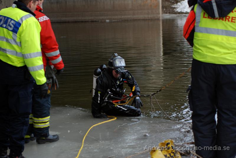 DSC_0179.JPG - Idag vid 13 tiden började bärgningsarbetet av den bilen som igår vid 19 tiden körde av E4an och ner i Nyköpingsån. Bärgare, Polis och räddningstjänst var på plats under arbetet och ett körfält på E4an stängdes av under ca 1½ timme då bärgningen höll på. Räddningstjänsten hade i två dykare som skulle fästa bilen till bärgningsbilen, men eftersom bilen låg mitt under bron försvårades arbetet lite och man fick försöka dra ut bilen i etapper försiktigt så att inte kranen som skulle bärga bilen också hamnade i ån.