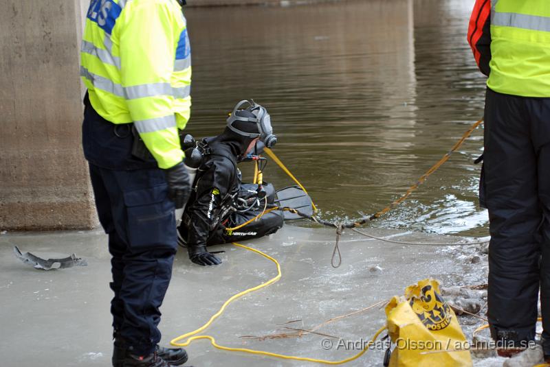 DSC_0182.JPG - Idag vid 13 tiden började bärgningsarbetet av den bilen som igår vid 19 tiden körde av E4an och ner i Nyköpingsån. Bärgare, Polis och räddningstjänst var på plats under arbetet och ett körfält på E4an stängdes av under ca 1½ timme då bärgningen höll på. Räddningstjänsten hade i två dykare som skulle fästa bilen till bärgningsbilen, men eftersom bilen låg mitt under bron försvårades arbetet lite och man fick försöka dra ut bilen i etapper försiktigt så att inte kranen som skulle bärga bilen också hamnade i ån.