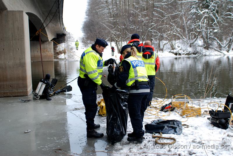 DSC_0185.JPG - Idag vid 13 tiden började bärgningsarbetet av den bilen som igår vid 19 tiden körde av E4an och ner i Nyköpingsån. Bärgare, Polis och räddningstjänst var på plats under arbetet och ett körfält på E4an stängdes av under ca 1½ timme då bärgningen höll på. Räddningstjänsten hade i två dykare som skulle fästa bilen till bärgningsbilen, men eftersom bilen låg mitt under bron försvårades arbetet lite och man fick försöka dra ut bilen i etapper försiktigt så att inte kranen som skulle bärga bilen också hamnade i ån.