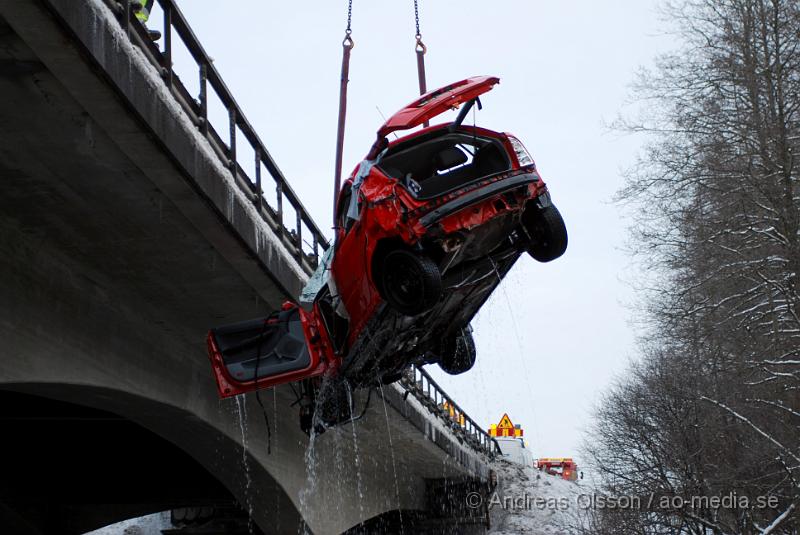 DSC_0241.JPG - Idag vid 13 tiden började bärgningsarbetet av den bilen som igår vid 19 tiden körde av E4an och ner i Nyköpingsån. Bärgare, Polis och räddningstjänst var på plats under arbetet och ett körfält på E4an stängdes av under ca 1½ timme då bärgningen höll på. Räddningstjänsten hade i två dykare som skulle fästa bilen till bärgningsbilen, men eftersom bilen låg mitt under bron försvårades arbetet lite och man fick försöka dra ut bilen i etapper försiktigt så att inte kranen som skulle bärga bilen också hamnade i ån.