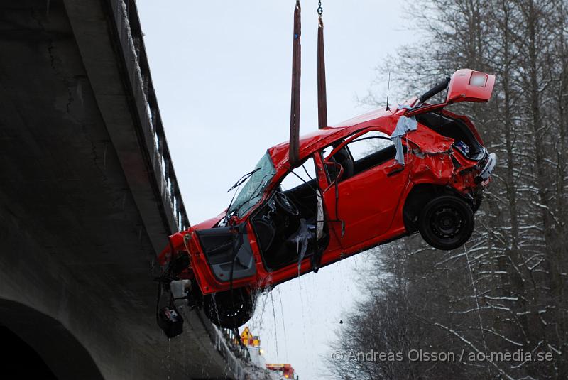 DSC_0243.JPG - Idag vid 13 tiden började bärgningsarbetet av den bilen som igår vid 19 tiden körde av E4an och ner i Nyköpingsån. Bärgare, Polis och räddningstjänst var på plats under arbetet och ett körfält på E4an stängdes av under ca 1½ timme då bärgningen höll på. Räddningstjänsten hade i två dykare som skulle fästa bilen till bärgningsbilen, men eftersom bilen låg mitt under bron försvårades arbetet lite och man fick försöka dra ut bilen i etapper försiktigt så att inte kranen som skulle bärga bilen också hamnade i ån.