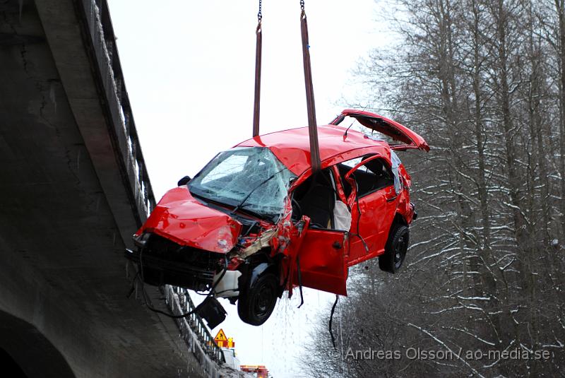 DSC_0252.JPG - Idag vid 13 tiden började bärgningsarbetet av den bilen som igår vid 19 tiden körde av E4an och ner i Nyköpingsån. Bärgare, Polis och räddningstjänst var på plats under arbetet och ett körfält på E4an stängdes av under ca 1½ timme då bärgningen höll på. Räddningstjänsten hade i två dykare som skulle fästa bilen till bärgningsbilen, men eftersom bilen låg mitt under bron försvårades arbetet lite och man fick försöka dra ut bilen i etapper försiktigt så att inte kranen som skulle bärga bilen också hamnade i ån.