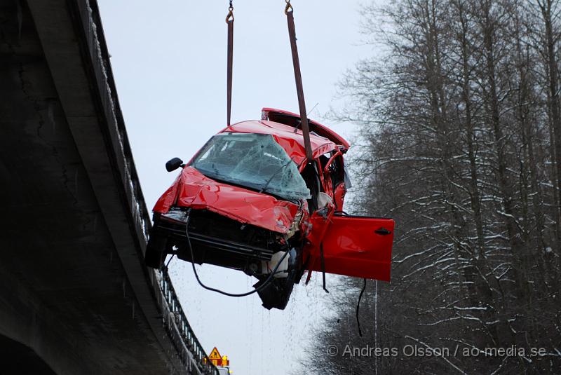 DSC_0253.JPG - Idag vid 13 tiden började bärgningsarbetet av den bilen som igår vid 19 tiden körde av E4an och ner i Nyköpingsån. Bärgare, Polis och räddningstjänst var på plats under arbetet och ett körfält på E4an stängdes av under ca 1½ timme då bärgningen höll på. Räddningstjänsten hade i två dykare som skulle fästa bilen till bärgningsbilen, men eftersom bilen låg mitt under bron försvårades arbetet lite och man fick försöka dra ut bilen i etapper försiktigt så att inte kranen som skulle bärga bilen också hamnade i ån.