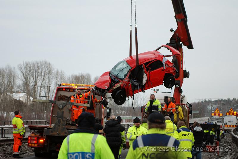 DSC_0269.JPG - Idag vid 13 tiden började bärgningsarbetet av den bilen som igår vid 19 tiden körde av E4an och ner i Nyköpingsån. Bärgare, Polis och räddningstjänst var på plats under arbetet och ett körfält på E4an stängdes av under ca 1½ timme då bärgningen höll på. Räddningstjänsten hade i två dykare som skulle fästa bilen till bärgningsbilen, men eftersom bilen låg mitt under bron försvårades arbetet lite och man fick försöka dra ut bilen i etapper försiktigt så att inte kranen som skulle bärga bilen också hamnade i ån.