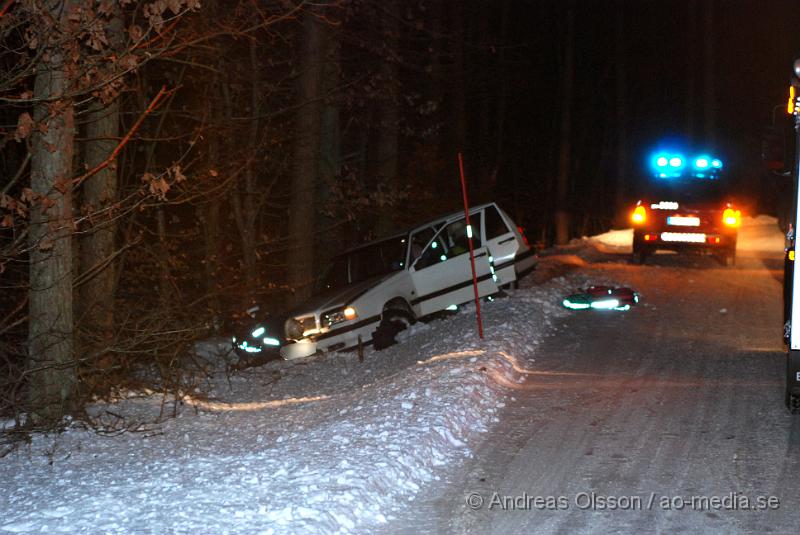 DSC_0015.JPG - Vid 20 tiden larmades klippans räddningstjänst, samt ambulans och polis till en singelolycka på väg 1212 utanför klippan där en personbil gått av vägen. Föraren klagade över smärtor i nacken och huvudet och kände sig yr, Föraren fick följa med ambulansen in till helsingborg för kontroll