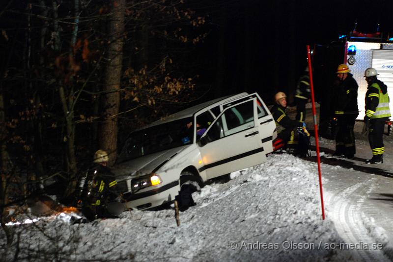 DSC_0019.JPG - Vid 20 tiden larmades klippans räddningstjänst, samt ambulans och polis till en singelolycka på väg 1212 utanför klippan där en personbil gått av vägen. Föraren klagade över smärtor i nacken och huvudet och kände sig yr, Föraren fick följa med ambulansen in till helsingborg för kontroll