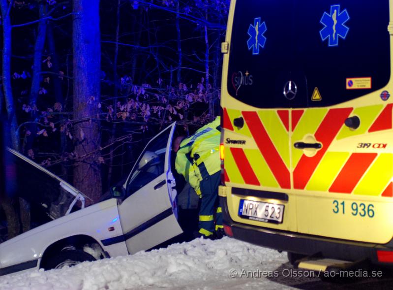 DSC_0024.JPG - Vid 20 tiden larmades klippans räddningstjänst, samt ambulans och polis till en singelolycka på väg 1212 utanför klippan där en personbil gått av vägen. Föraren klagade över smärtor i nacken och huvudet och kände sig yr, Föraren fick följa med ambulansen in till helsingborg för kontroll