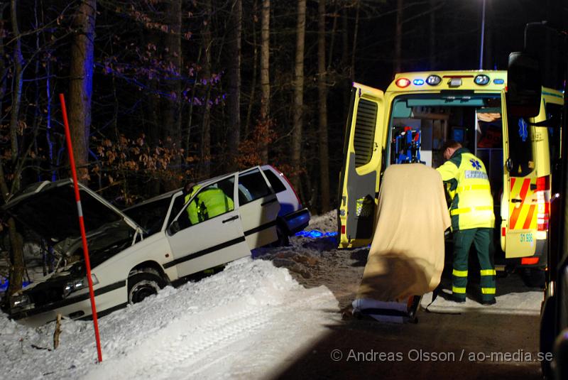 DSC_0027.JPG - Vid 20 tiden larmades klippans räddningstjänst, samt ambulans och polis till en singelolycka på väg 1212 utanför klippan där en personbil gått av vägen. Föraren klagade över smärtor i nacken och huvudet och kände sig yr, Föraren fick följa med ambulansen in till helsingborg för kontroll