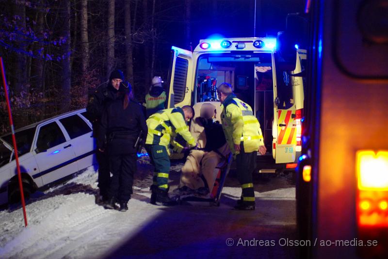 DSC_0029.JPG - Vid 20 tiden larmades klippans räddningstjänst, samt ambulans och polis till en singelolycka på väg 1212 utanför klippan där en personbil gått av vägen. Föraren klagade över smärtor i nacken och huvudet och kände sig yr, Föraren fick följa med ambulansen in till helsingborg för kontroll