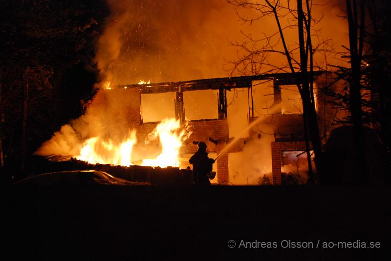 DSC_0032.JPG - Vid 03.50 larmades Räddningstjänsten från Örkelljunga och Skånes fagerhult,ambulans samt polis till en villa brand i Örkelljunga. Vid framkomst kunde man konstatera att villan var helt övertänd och man riktade in sig på att begränsa branden. Två personer fanns i huset men kunde ta sig ut, båda fördes med ambulans till Helsingborgs Lasarett för kontroll då dem andats in en del rök. Villan blev total skadad.