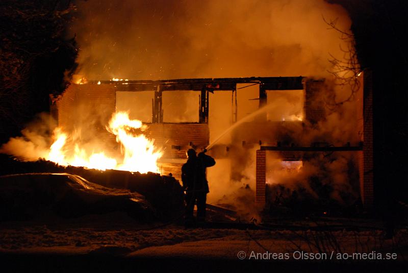 DSC_0034.JPG - Vid 03.50 larmades Räddningstjänsten från Örkelljunga och Skånes fagerhult,ambulans samt polis till en villa brand i Örkelljunga. Vid framkomst kunde man konstatera att villan var helt övertänd och man riktade in sig på att begränsa branden. Två personer fanns i huset men kunde ta sig ut, båda fördes med ambulans till Helsingborgs Lasarett för kontroll då dem andats in en del rök. Villan blev total skadad.