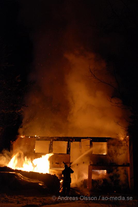 DSC_0035.JPG - Vid 03.50 larmades Räddningstjänsten från Örkelljunga och Skånes fagerhult,ambulans samt polis till en villa brand i Örkelljunga. Vid framkomst kunde man konstatera att villan var helt övertänd och man riktade in sig på att begränsa branden. Två personer fanns i huset men kunde ta sig ut, båda fördes med ambulans till Helsingborgs Lasarett för kontroll då dem andats in en del rök. Villan blev total skadad.